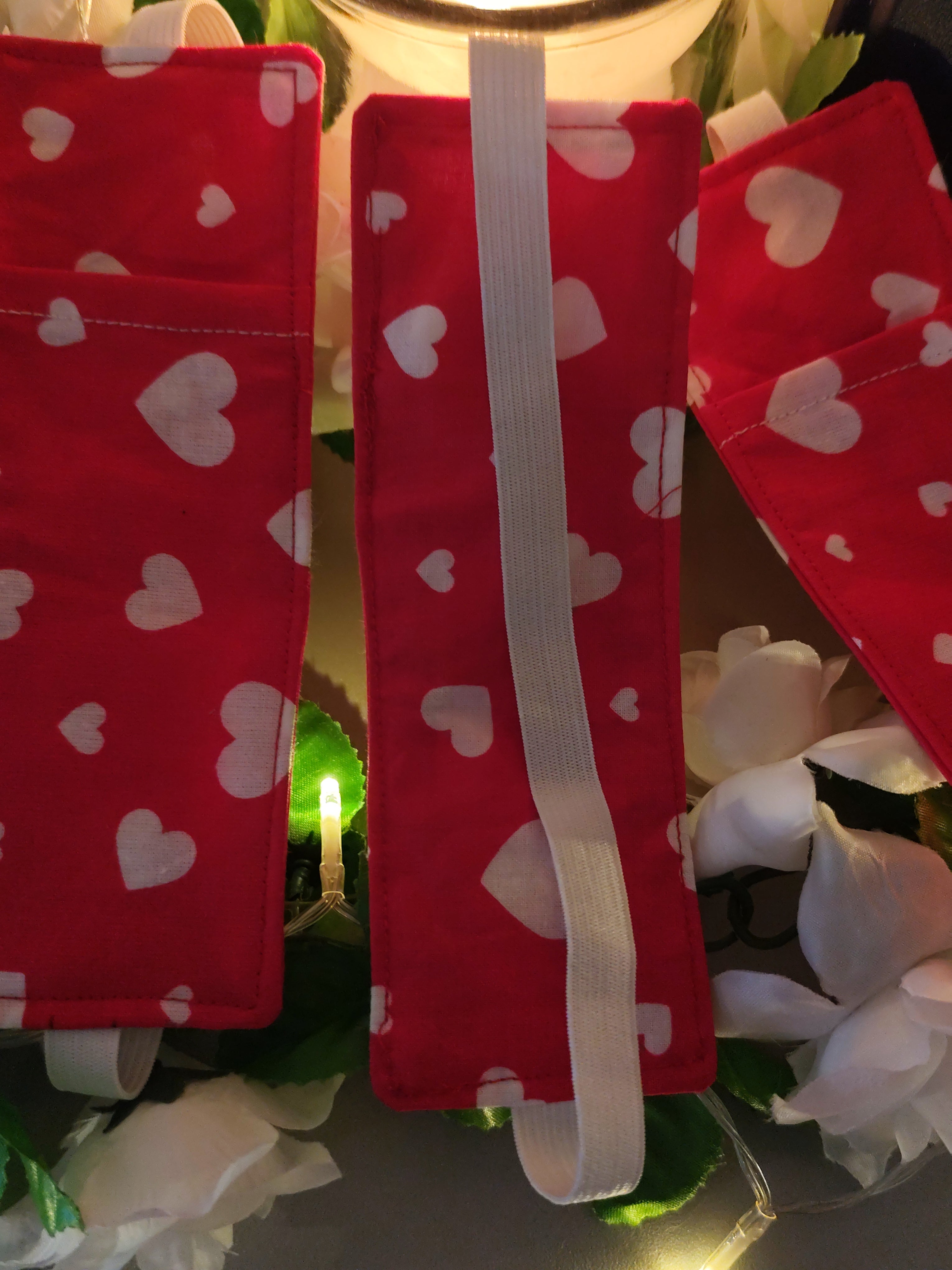 Marque-page Élastique avec Porte-Stylo en Tissu - Fait Main - Motif Cœurs