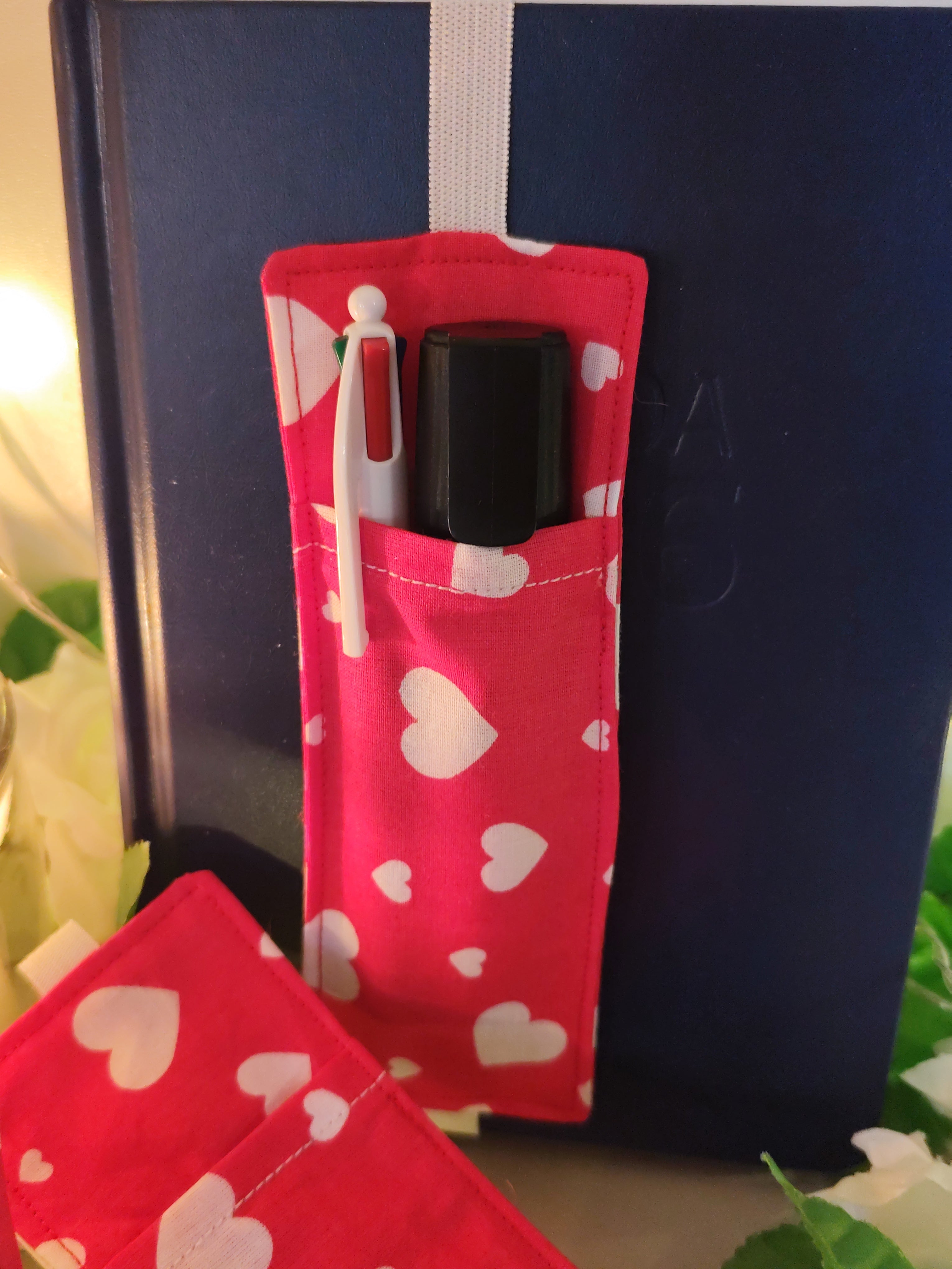 Marque-page Élastique avec Porte-Stylo en Tissu - Fait Main - Motif Cœurs